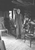 Snickaren Axel Andersson på Barnsjöback i Lindome år 1975. Axel i sin snickeriverkstad.
