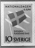 Frimärksförlaga till frimärket Svenska Flaggans dag, utgivet 6/6 1955. Två stycken olika frimärken utgivna till 50-årsminnet av den nya ljusare flaggan som ej har unionsmärke. Förslagsteckning. Motto: 
