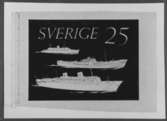 Ej realiserade förslag till frimärket Sjöpost (Sjö- och helikopterpost), utgivet 10/2 1958. Till erinran om de flerhundraåriga sjöpostförbindelserna över Nordatlanten
samt helikopterposten i Stockholms skärgård. Konstnär:
Bertil Kumlien. Tusch på kalkérpapper, blyertsteckning på underliggande kartong. Valör 25 öre.