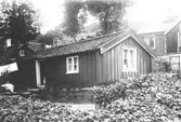 Gökebo`t och i bakgrunden Lompe-Svantes hus, år 1920. Husen låg i början av Pixbovägen (gamla Roten I), omedelbart intill den nuvarande uppfartsvägen mot Stensjöbacke.