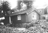 Gökebo`t och i bakgrunden Lompe-Svantes hus, år 1920. Husen låg i början av Pixbovägen (gamla Roten I), omedelbart intill den nuvarande uppfartsvägen mot Stensjöbacke.