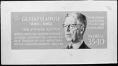 Frimärksförlaga till frimärket Gustaf VI Adolf 80 år, utgivet 10/11 1962. Gustaf VI Adolf (1882 - 1973). Textförslag utförda av Erik Linné (1905 - ). (I Postmusei samlingar). Foton 18/12 1962. Gouache. 26,9 x 50 (15,8 x 41). Valörer 35 + 10 öre.