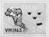 Frimärksförlaga till frimärket VM i ishockey, utgivet 15/2 1963. 1963 års VM i ishockey spelades i Stockholm. Förslagsteckningar utförda av konstnären Tage Hedqvist. 
(I Postmusei samlingar). Foton 23/2 1963. Förslag 1. Akvarell. Valör 30 öre.