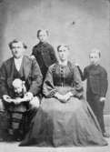 Mäster Precht-Reuter (sockerbruksmästare), hustrun Anna samt de tre barnen, cirka 1875. Framför pappa står dottern Amalia (1871-1956). I bakgrunden står två söner. Mäster Precht-Reuter kom från Tyskland till Korndals bruk på 1820-talet. Han arbetade senare på Carnegie bruk.