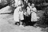 Svea Larsson står tillsammans med flickorna Siv, Britt och Anne-Marie runt en barnvagn med lille Ebon i. 1938 på Åbybergskullen.