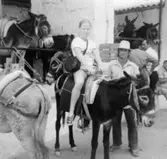 Inga-Lill Lipovsék är på charterresa och rider på en åsna, 1970- till 80-tal. Hon bodde på Stretereds vårdhem från två års ålder till vuxen ålder.