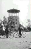 Utsiktstornet på Södra stadsberget. Två män med cyklar. Vykort.