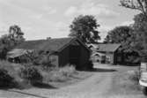 Bostadshus norr om vägen i centrala Hällesåker, 1991.