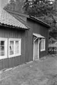 Ett bostadshus (mangårdsbyggnad) med snickeri. Skräppholmen 2:13 i Lindome, 1991.