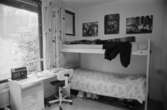 Ett rum med skrivbord och våningssäng. Dokumentation av Sagåsens flyktingförläggning, 1992.