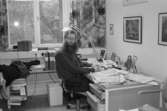 Antikvarie/biblioteks- och arkivansvarige Lars Gahrn vid sitt skrivbord på Mölndals Museum 1992.