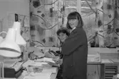 Konstintendent Bodil Magnusson vid sitt skrivbord och dåvarande museichef Mari-Louise Olsson på Mölndals Museum 1992.