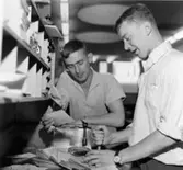 Brevbärarna och förste postiljonerna Tommy Wikström och Gunnar Jernström sorterar och ställer post på postkontoret Solna 1.