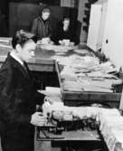Elektriska brevstämplingsmaskiner 1933 och 1943.  Brevstämpling å postkontoret Stockholm 1,  Avgående.  Foto 1943.