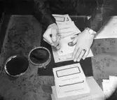 Handstämpling av brev på postkontoret Stockholm 2.  Foton 2/4
1947.