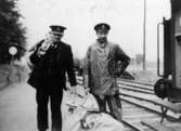 Lantbrevbärarna Karl Jönsson (till vänster) och Edvard Nilsson, Kungshult,  hämtar posten från järnvägen. Det är järnvägslinjen mellan  Eslöv och Kristianstad.