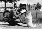 Lantbrevbärare med hund.