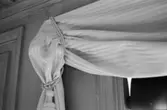 Antikvarisk storstädning på Gunnebo slott 1992. Ett gardinomtag som sitter runt en uppsatt gardin.