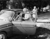 Posten lämnas vid Fridhem, Björnhuvud av bilåkande lantbrevbäraren Erik Johansson på linjen Åkersberga-Singö-Björnhuvud-Åkersberga.

Foto augusti 1961.