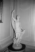 Antikvarisk storstädning på Gunnebo slott 1992. En kvinnofigur placerad på en piedestal.