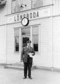 Lantbrevbärare Cyril Falk väntar på tåg 543 vid Lönsboda station. Bilkåkande lantbrevbäraren Cyril Falk på linjen Lönsboda-Hunshult-Björkhult-Lönsboda.  
Foton maj 1961.