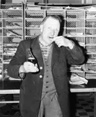 Cykelåkande lantbrevbäraren Ruben Carlsson tar en matrast före brevbärarturen.