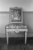 Antikvarisk storstädning på Gunnebo slott 1992. En stol som står vid en väggpanel.