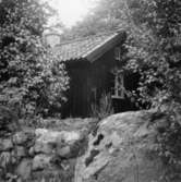 Gammal arbetarebostad vid fabriken, Anderstorp 1947. Allan Ahlgren ägde huset vid fotograferingstillfället.
