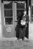 Brevbärare Nils Johansson, Stockholm 2, bär ut post i
gamla stan.  1/4 1931.