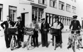 Inne på gården till postkontoret i Bollnäs, står brevbärarna
klara för dagens turer.  Året är 1940.