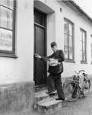 Lokalbrevbärare vid postkontoret Malmö 8.  Foton 18/4 1962. 
Extrapostiljon B.Å. Ahlkvist beställer post under dagens 2:a
brevbäringstur.