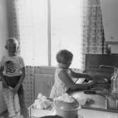 Två barn som diskar, Ulf och Marita Jerkeskog, 1960.