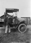 Chauffören Viktor Karlsson står utanför en lastbil vid Forsåkers fabriker i Forsåker, cirka 1900-1910. Relaterat motiv: 1993_0169.