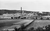 Vy från öster över Krokslätts fabriksområde, 1900-1910.

I bakgrunden Krokslättsskolan och Safjället.