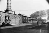 Göteborgs Jästfabrik med skorstenshuset och ekonomibyggnaden från sydväst, 1900-1910. 
I bakgrunden syns en del hästforor.