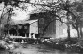 Kvarnen i Lindome med ålkistor i Lindomeån, 1950-talet.