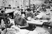 Sömmerskor arbetar i sömnadssalen på fabriken Eiser, 1950. Eiser ingick i bolaget Sveriges Förenade Trikåfabriker Avd. G. Kallades Stora Götafors i folkmun.

Bilden är hämtad ur boken 