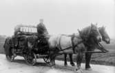 Kusken Robert Börjesson kör bomullstransport för Anderstorps fabrik 1910-20-tall. Den klarade av 
5 st bomullsbalar, vilket var full last för 2 st hästar. Anderstorps fabrik grundades 1829 - 1989, övergick till färgeri 1997.