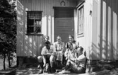 Liten släktträff utanför huset, 1932. Med på bild: Sonja, Augusta, Signhild och Arnold.