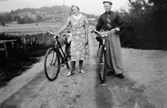 Sonja och Arvid Svensson är ute och cyklar, 1940.