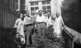 Sommargäster hälsar på hos fam. Persson, 1930-talet. Från vänster: Greta Larsson, Augusta Persson, Albert Persson, Harry 
