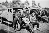 Sandtäckt i Röger (idag början på Staviksvägen), 
cirka 1935 - 1940-talet. 
Arbetslag med Evert Andersson från Tjärnsbacken, sittande på skärmen, Albert Persson från 
Långö sitter på kofångaren. Harald Börjesson från Bäckaliden, sittande på kofångaren. Erik Eliasson stående bakom bilen, resten av manskapet är okända av givaren.