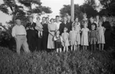 Släktträff. På bilden ser man 
Anton och Klara Svensson med deras barn: Gustav, Erik, Ivar, Elin, Arvid, troligen Hildur, troligen Karin, John och faster Helga tillsammans med alla barnbarnen, cirka 1930- till 40-talet.