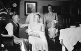 Solveigs dopdag 1949. Mormor Augusta Persson håller Solveig, bredvid sitter morfar Albert Persson, bakom står far Arvid Svensson, mor Sonja Svensson och dotter Marianne.
