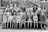 Skolfoto över Leif-Åke Garthmans fjärde klass läsår 1953-54 på Kvarnbyskolan.