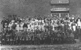 Spinneriarbetare utanför Krokslätts fabriker, omkring 1915-1918.