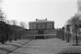 Varierande bilder som på olika avstånd visar norra och södra fasaderna samt del av parken våren 1992. Här är byggnaden framifrån.