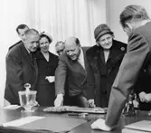 Postsparbankens 75-års jubileum 1959.  Uppvaktning å
postsparbankschefens Sven Lönnqvist tjänsterum.