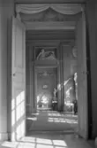 Dokumentationsbilder från Gunnebo slott våren 1992. Inredningsmiljö, konstföremål och möbler av varierande slag. Här ses en korridor av rum.