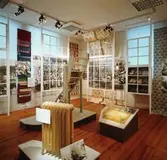 Fem bilder som visar delar av utställningen 